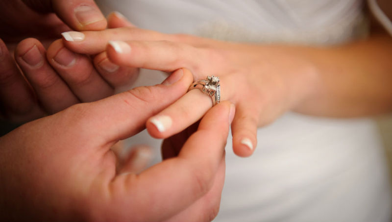Illustration for article titled Woman Swaps Stupid Wedding Rings For Awesome Football Tickets